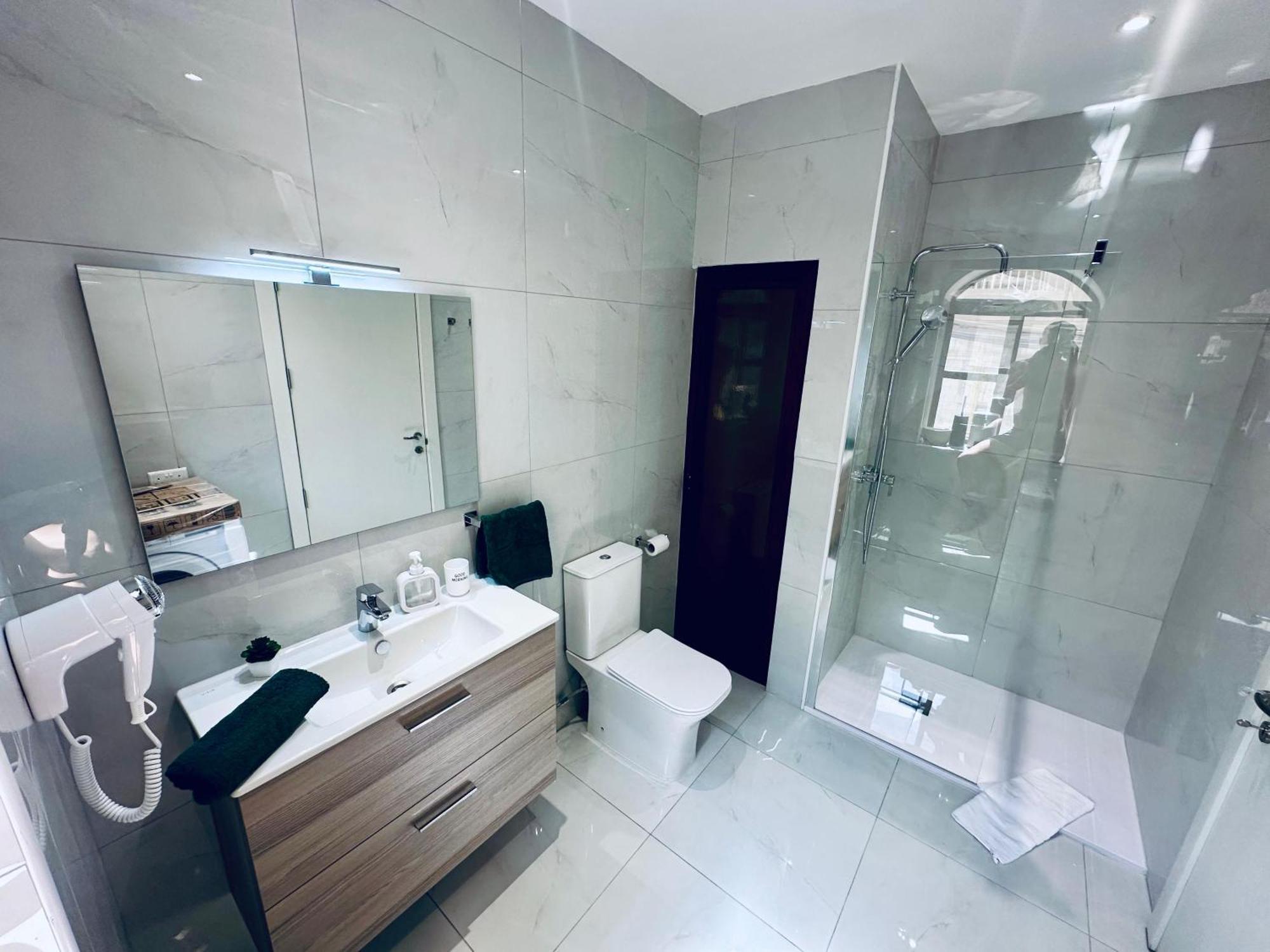 New Modern - Centre Apartment *